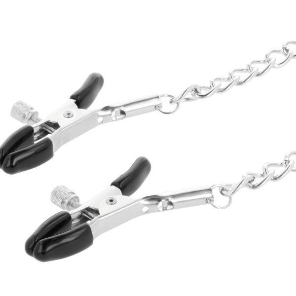 Collier avec pinces à tétons Darkness en noir, avec la chaîne argentée qui relie le collier aux deux pinces à tétons