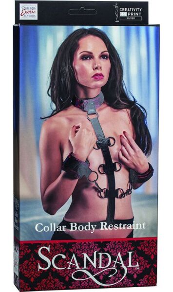 Collier avec menottes Scandal Collar Body Restraint de CalExotics, en brocart rouge et noir
