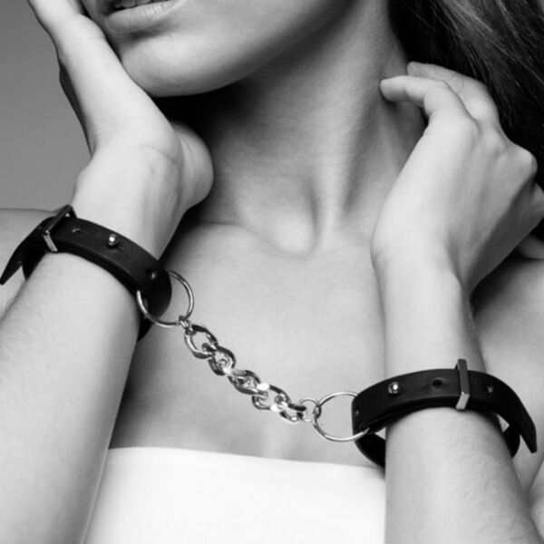 Menottes Maze Thin Handcuffs de Bijoux Indiscrets en noir, avec leurs deux bracelets et la chaîne