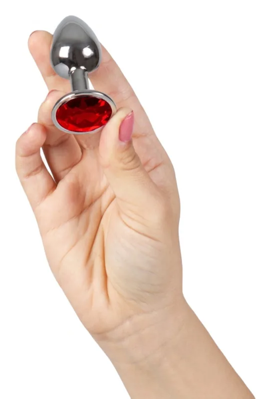 Le plug Secretplay avec bijou rouge, taille S, dans la main